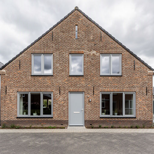 Kunststof kozijnen aan de voorgevel van een woning in Leiderdorp